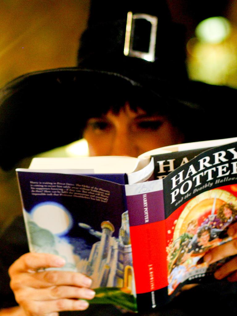 Ein Harry-Potter-Fan vertieft in eines von 500 Millionen verkauften Exemplare der Kinder- und Jugendromanreihe.Aufgenommen im Jahr 2007 in Berlin