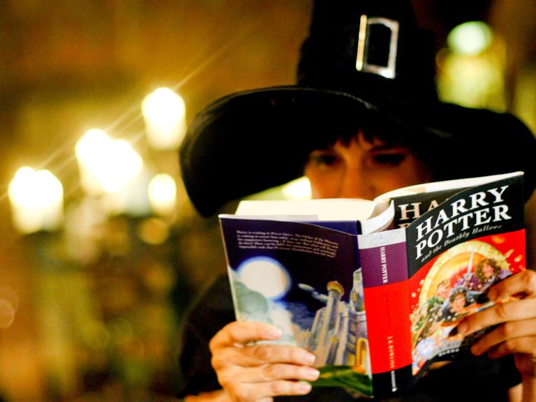 Ein Harry-Potter-Fan vertieft in eines von 500 Millionen verkauften Exemplare der Kinder- und Jugendromanreihe.Aufgenommen im Jahr 2007 in Berlin