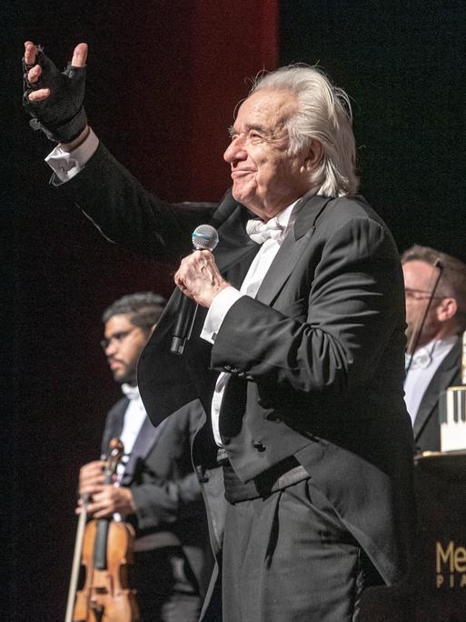 Brasilien, Konzert am Geburtstag von Joao Carlos Martins SO PAULO, SP - 21.06.2022: JOO CARLOS MARTINS COMEMORA 82 ANOS - This Tuesday 21, during the 82 Years of Music presentation, which is part of the 2022 Concert Season, the renowned pianist and conductor Joo Carlos Martins, who turns 82 years old in the same week, on the 25th, celebrated his 82nd birthday in a special concert with Orquestra Bachiana Filarmnica SESI-SP, at Teatro Bradesco, in So Paulo, with the special participation of tenor singers Jean Williams and soprano Karen Stephanie. x2223728x PUBLICATIONxNOTxINxBRA LuisxFrana