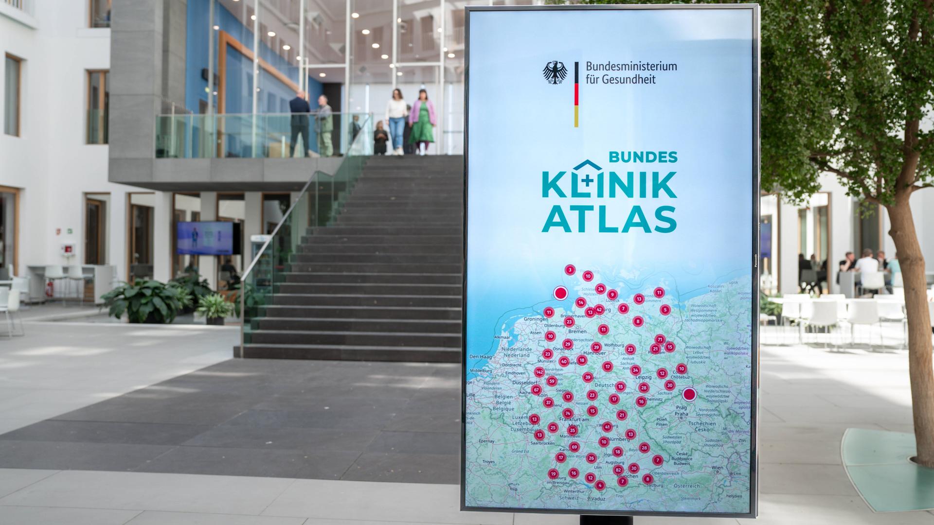 Eine Schautafel mit Kliniken in Deutschland steht in der Bundespressekonferenz bei der Vorstellung des Bundes-Klinik-Atlases.