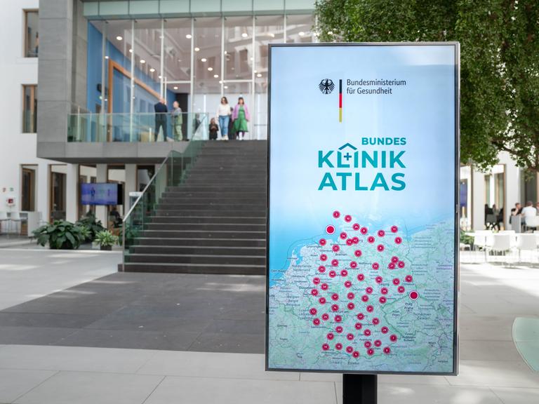 Eine Schautafel mit Kliniken in Deutschland steht in der Bundespressekonferenz bei der Vorstellung des Bundes-Klinik-Atlases.