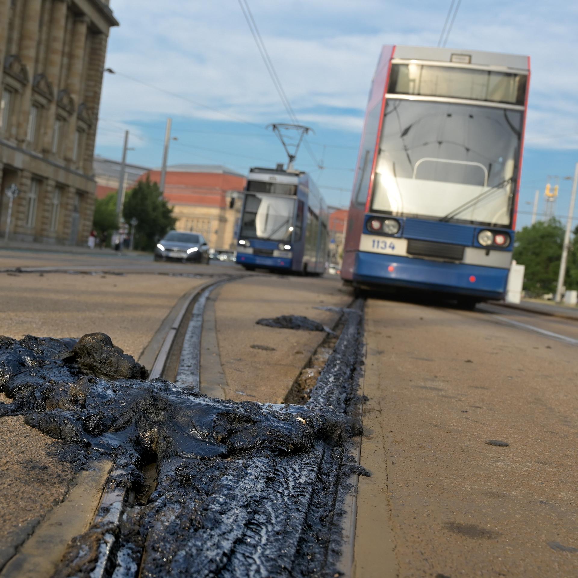 Das Foto zeigt Hitzeschäden am Straßenbahnnetz in Leipzig.