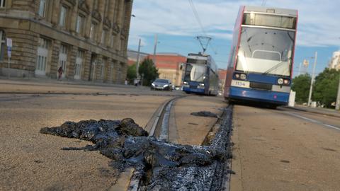 Das Foto zeigt Hitzeschäden am Straßenbahnnetz in Leipzig.