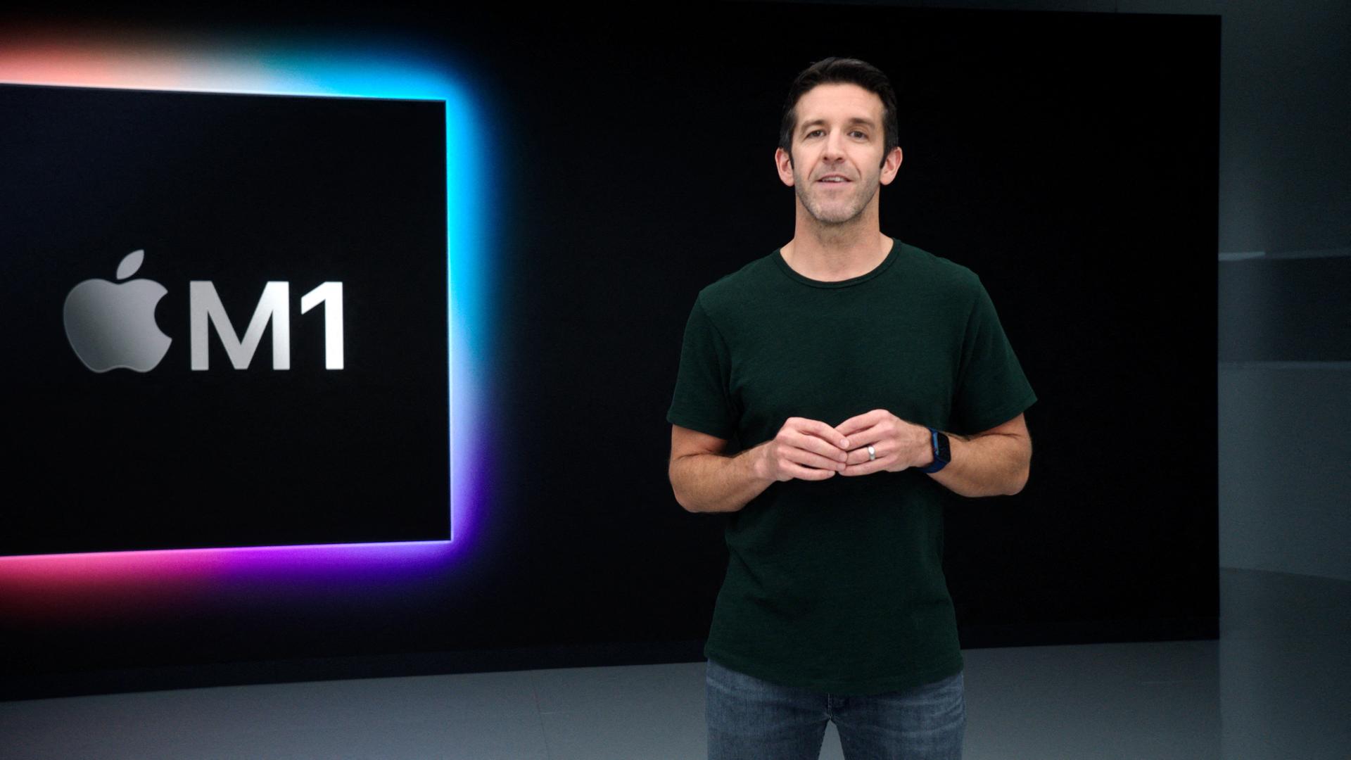 Der damalige Technik-Chef des Apple-Konzerns bei einer Präsentation im Jahr 2020. Er steht vor einem Bild, mit einem Apple-Logo.