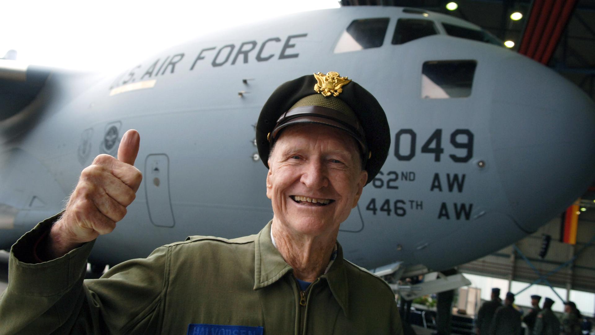 Der US-Veteran Gail S. Halvorsen steht mit erhobenenem Daumen vor einem Flugzeug. Der US-Veteran Gail S. Halvorsen steht mit erhobenenem Daumen vor einem Flugzeug.