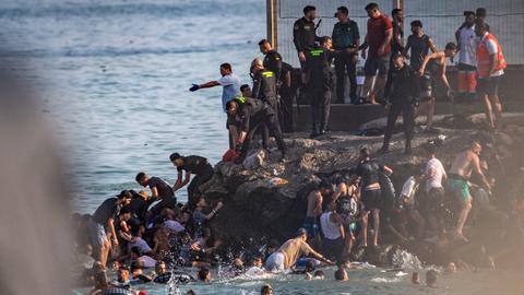 Migranten versuchen von Marokko aus in die spanische Enklave Ceuta zu gelangen.