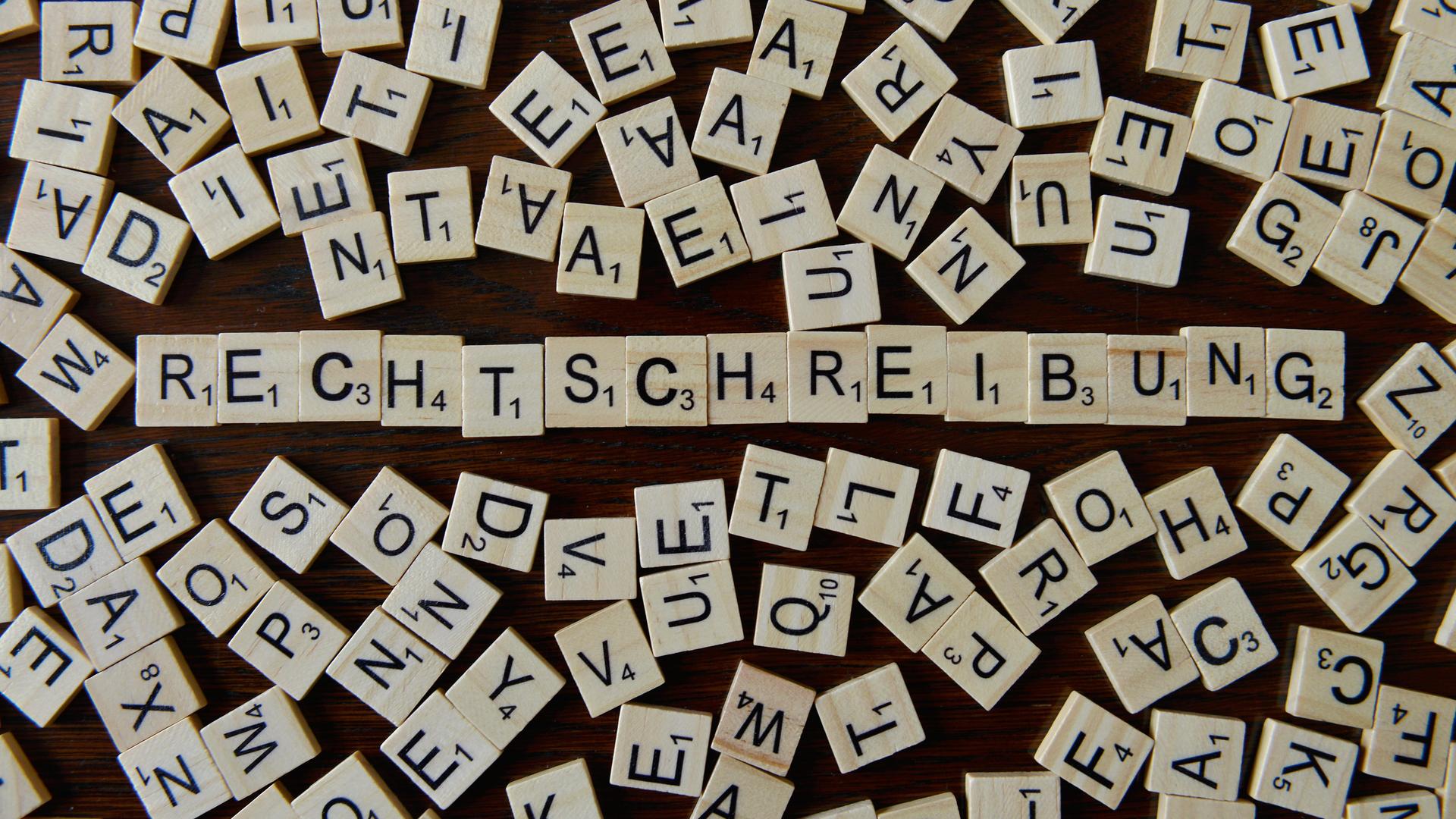 Würfel mit Buchstaben formen das Wort "Rechtschreibung"