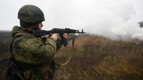 Eine Militärübung russischer Truppen in Region Rostow am 10.12.202. Ein Soldat hält ein Maschinengewehr.