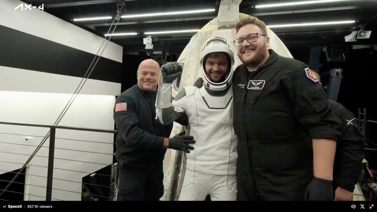 In diesem Bild aus einem von SpaceX zur Verfügung gestellten Video steigt einer der vier Astronauten, der Ungar Tibor Kapu, aus einer SpaceX-Kapsel in das Bergungsschiff. 
