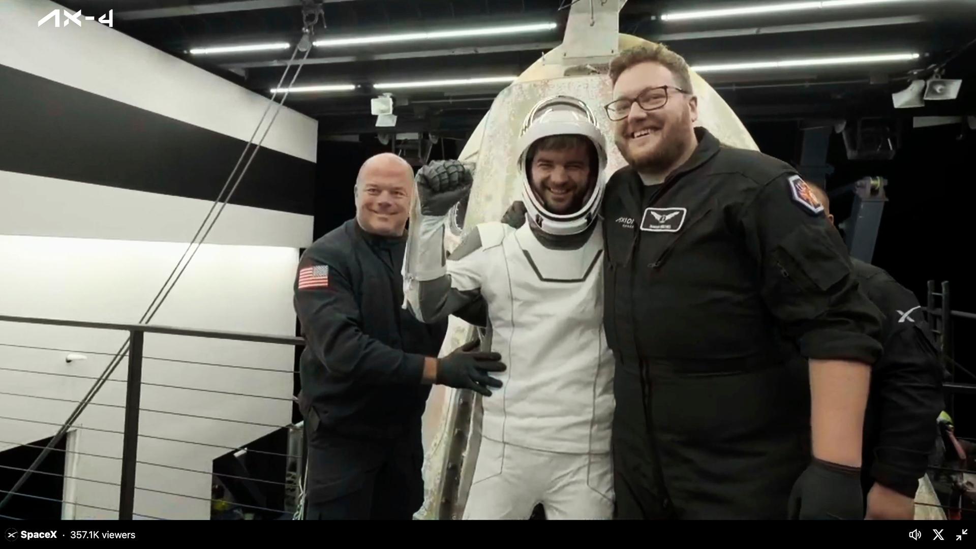 In diesem Bild aus einem von SpaceX zur Verfügung gestellten Video steigt einer der vier Astronauten, der Ungar Tibor Kapu, aus einer SpaceX-Kapsel in das Bergungsschiff. In diesem Bild aus einem von SpaceX zur Verfügung gestellten Video steigt einer der vier Astronauten, der Ungar Tibor Kapu, aus einer SpaceX-Kapsel in das Bergungsschiff.