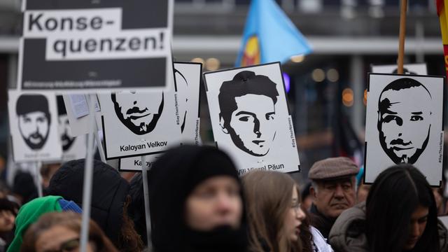 Menschen erinnern mit einer Demonstration an die Opfer vom Anschlag in Hanau.