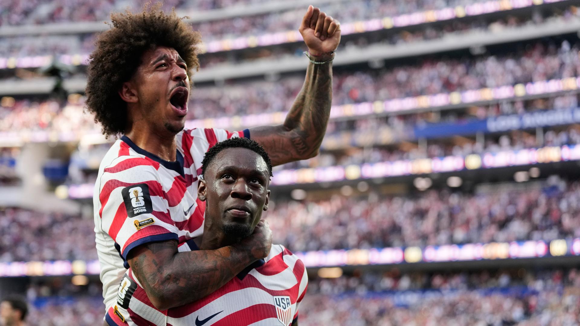 Beim WM-Spiel USA gegen Paraguay feiert der US-Amerikaner Folarin Balogun gemeinsam mit seinem Teamkollegen Chris Richards das dritte Tor seiner Mannschaft.