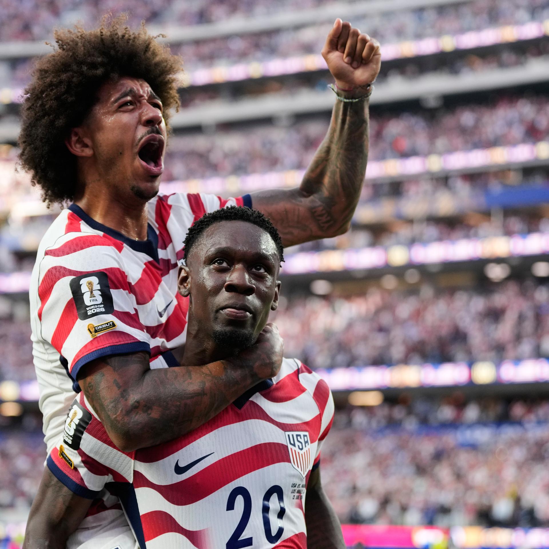 Beim WM-Spiel USA gegen Paraguay feiert der US-Amerikaner Folarin Balogun gemeinsam mit seinem Teamkollegen Chris Richards das dritte Tor seiner Mannschaft.