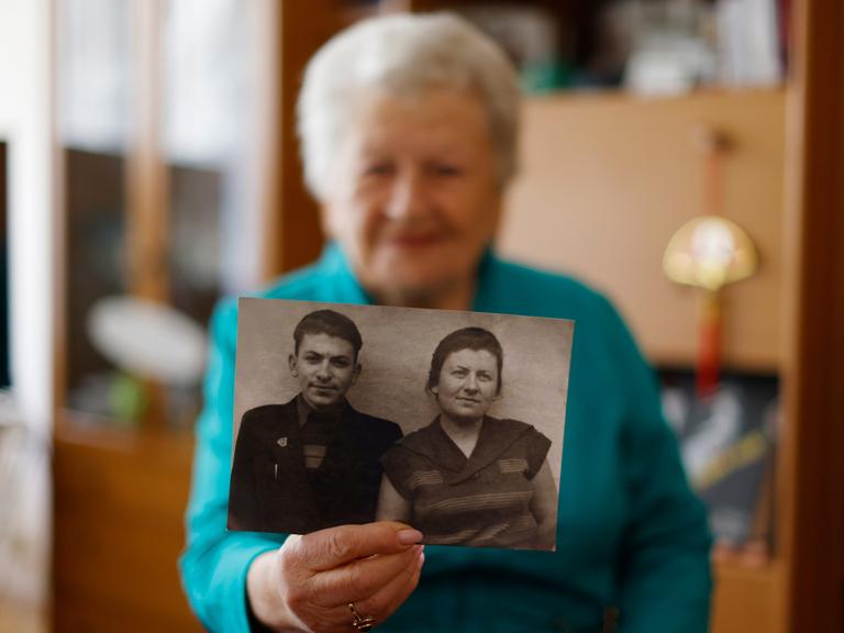 Die Holocaust-Überlebende Assia Gorban zeigt ein Bild von ihr und ihrem Bruder Yitzhak während eines Interviews mit The Associated Press in Berlin, Deutschland, Montag, 3. April 2023. 