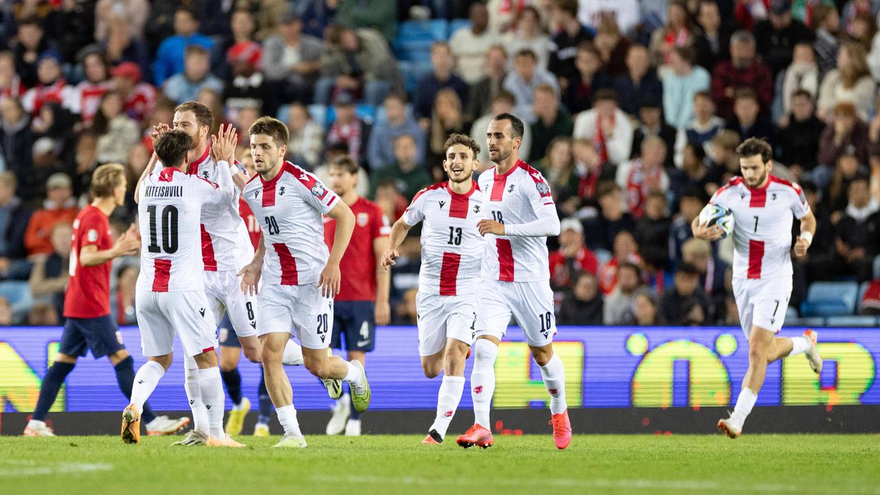 Die Spieler aus Georgien jubeln nach einem Tor in der Qualifikation gegen Norwegen. 