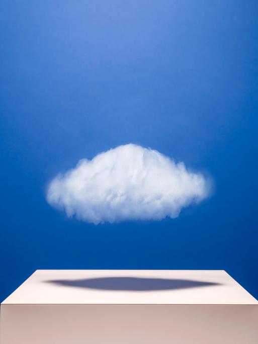 Eine kleine weiße Wolke schwebt über einem weißen Podest.