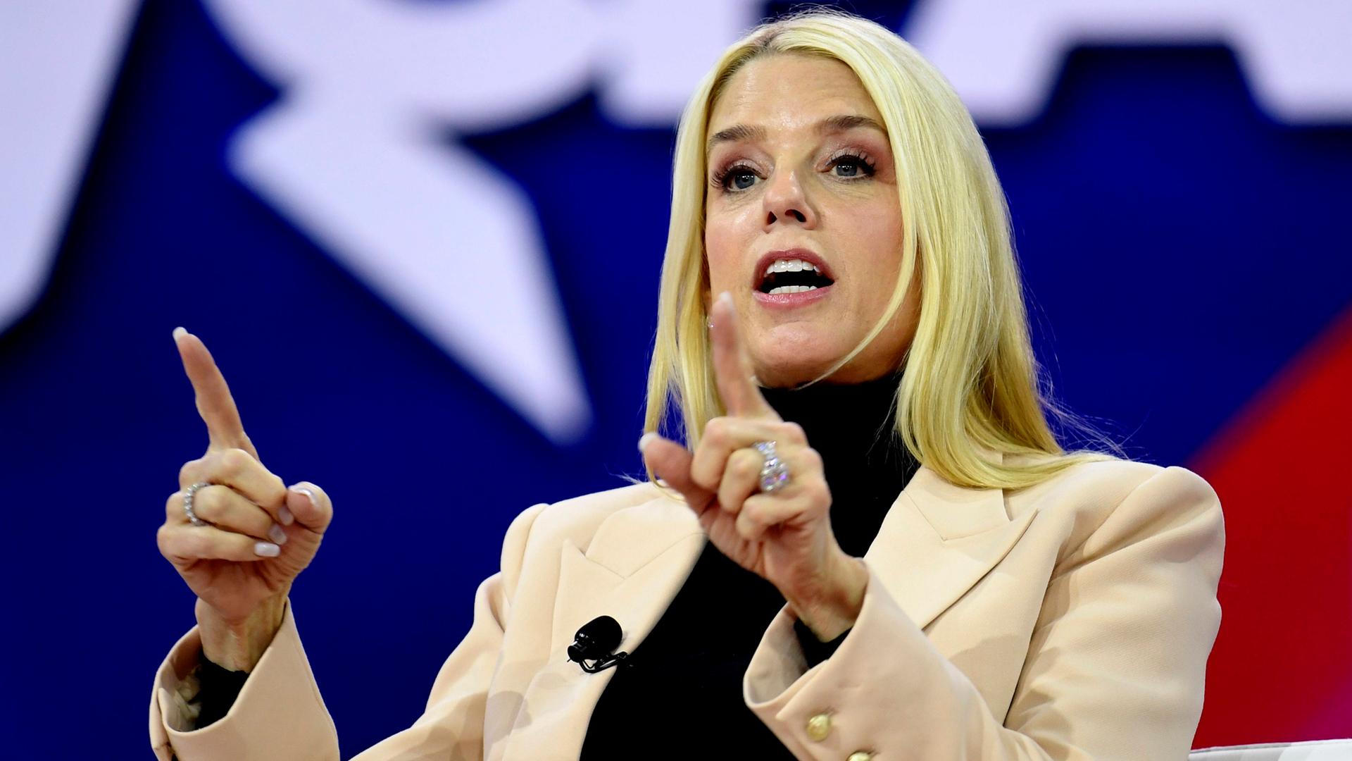 Pam Bondi unterstützt ihre Aussage mit einer Geste in der beide Zeigefinger auf das Publikum gerichtet sind. 