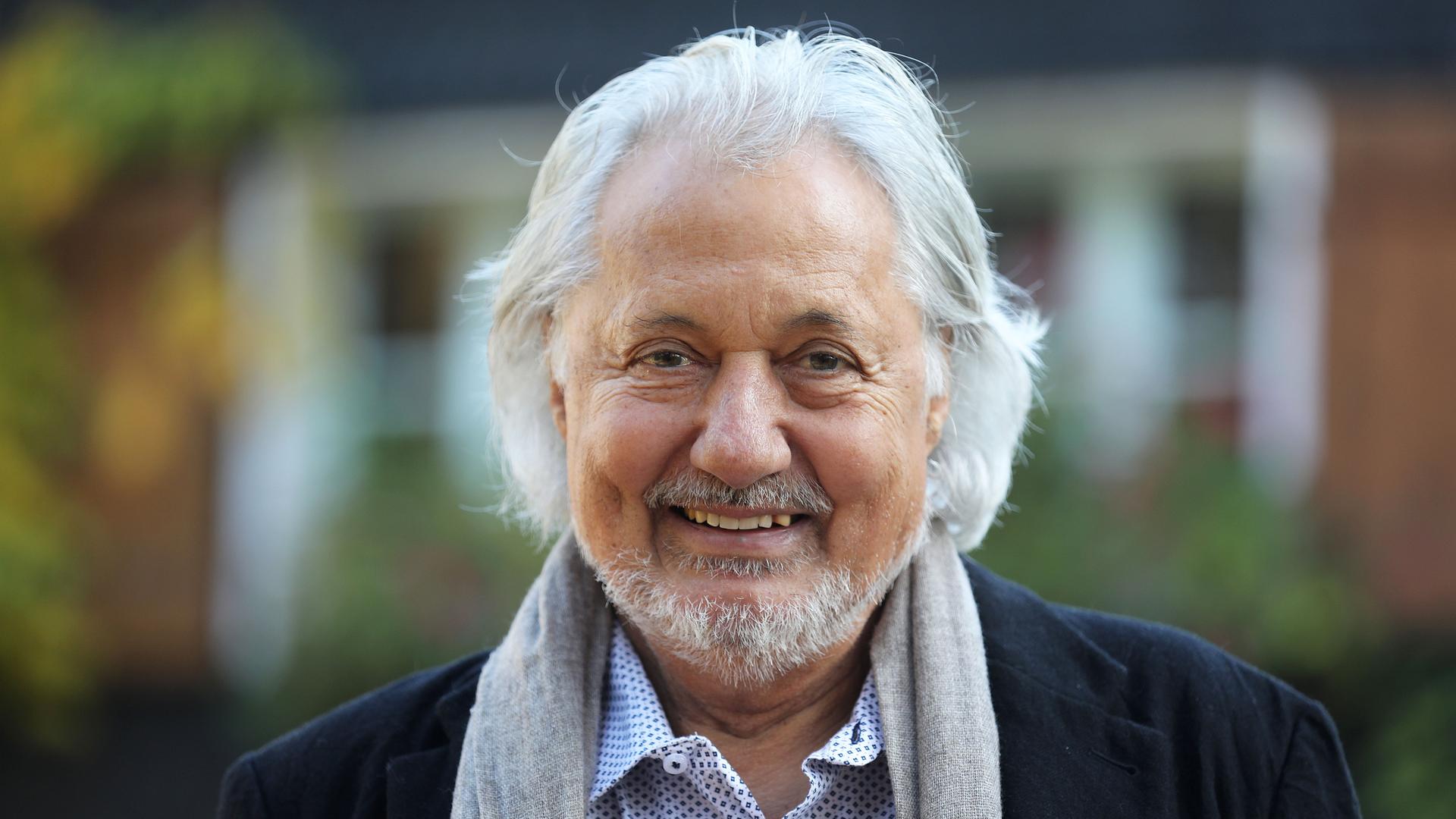 Konrad Beikircher, Kabarettist, Musiker und Autor, steht in seinem Garten
