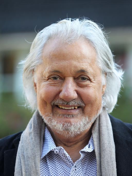 Konrad Beikircher, Kabarettist, Musiker und Autor, steht in seinem Garten