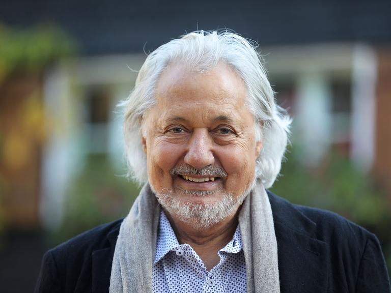 Konrad Beikircher, Kabarettist, Musiker und Autor, steht in seinem Garten