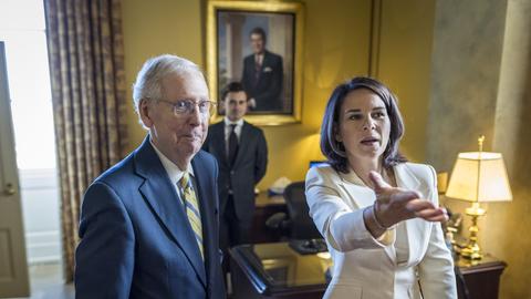 Annalena Baerbock (Buendnis 90/Die Gruenen), Bundesaussenministerin, aufgenommen im Rahmen ihrer Reise nach Texas, USA. Hier im Kapitol bei einem Treffen mit dem Minderheitsführer des Senats der Vereinigten Staaten, Mitch McConnell