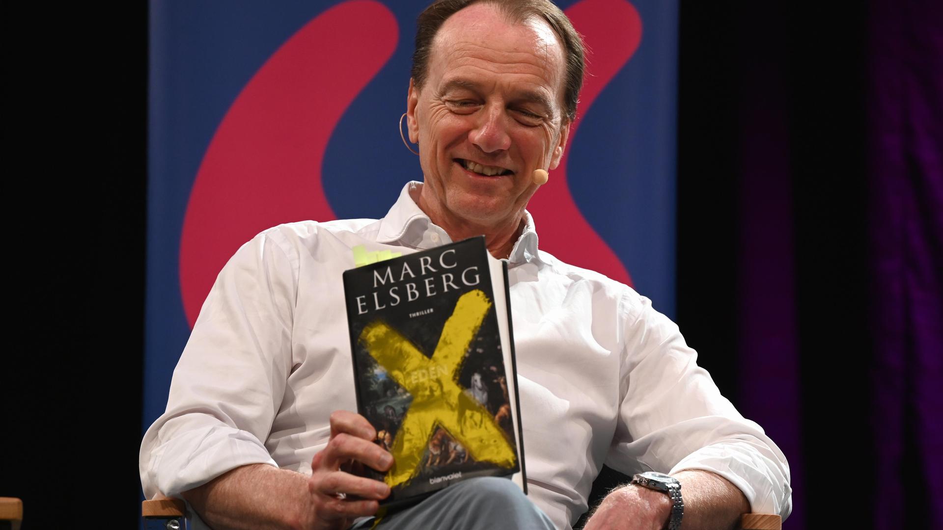 Der österreichische Autor Marc Elsberg mit seinem Buch "Eden"