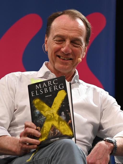 Der österreichische Autor Marc Elsberg mit seinem Buch "Eden"