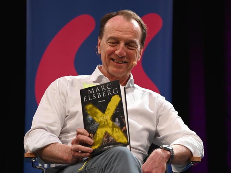 Der österreichische Autor Marc Elsberg mit seinem Buch "Eden"