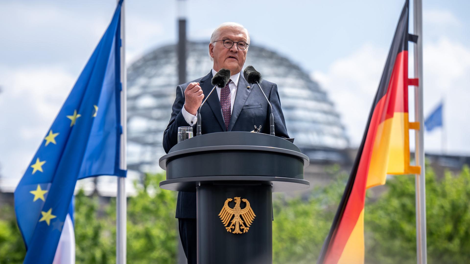 Berlin: Bundespräsident Frank-Walter Steinmeier spricht beim Staatsakt zu "75 Jahre Grundgesetz" auf dem Forum zwischen Bundestag und Bundeskanzleramt. 