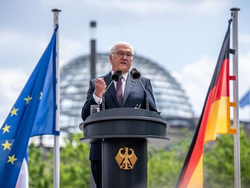 Berlin: Bundespräsident Frank-Walter Steinmeier spricht beim Staatsakt zu "75 Jahre Grundgesetz" auf dem Forum zwischen Bundestag und Bundeskanzleramt. 