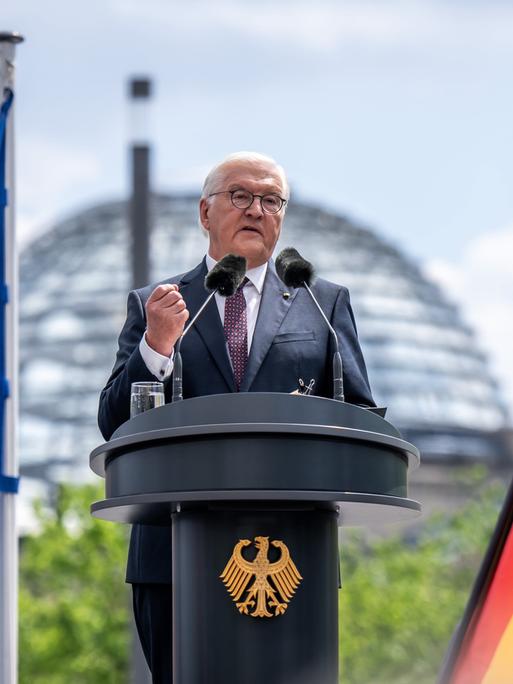 Berlin: Bundespräsident Frank-Walter Steinmeier spricht beim Staatsakt zu "75 Jahre Grundgesetz" auf dem Forum zwischen Bundestag und Bundeskanzleramt. 