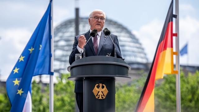 Der Bundes-Präsident Frank-Walter Steinmeier spricht bei der Feier zum 75. Geburtstag vom Grundgesetz.