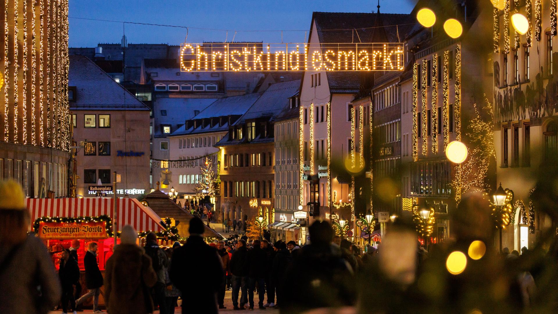 Der Leuchtschriftzug "Christkindlesmarkt" hängt über dem Gehweg zum Nürnberger Weihnachtsmarkt.