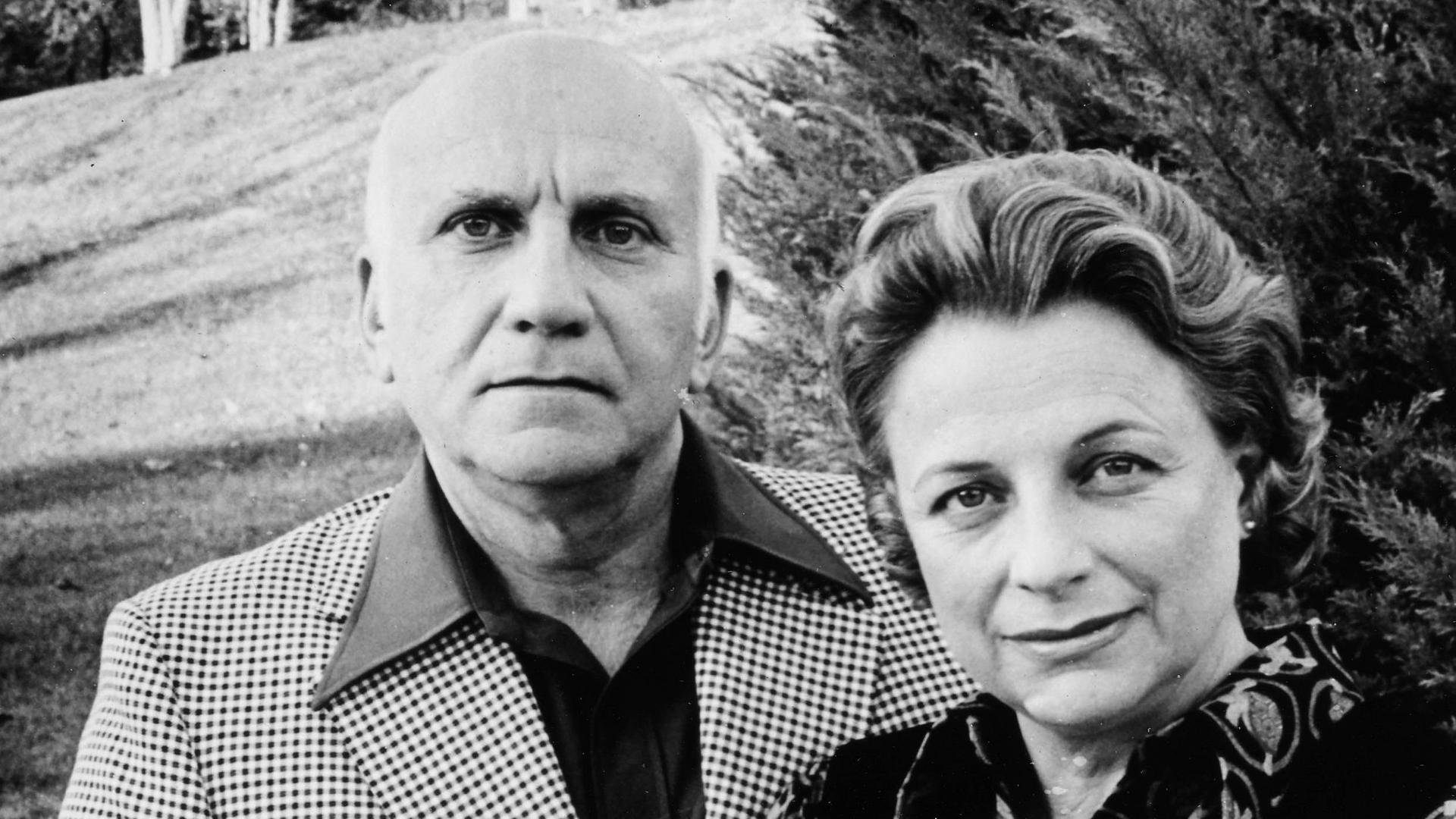 William Masters und Virginia Johnson posieren im Freien gemeinsam für ein Porträt. William Masters und Virginia Johnson posieren im Freien gemeinsam für ein Porträt.