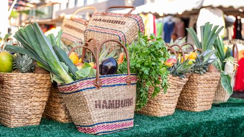 Körbe mit frischem, saisonalen und regionalen Obst und Gemüse auf dem Hamburger Fischmarkt in Altona 