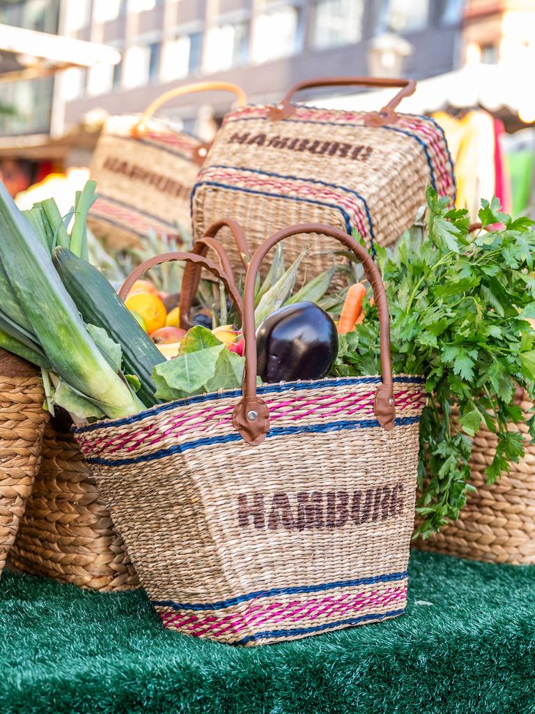 Körbe mit frischem, saisonalen und regionalen Obst und Gemüse auf dem Hamburger Fischmarkt in Altona 