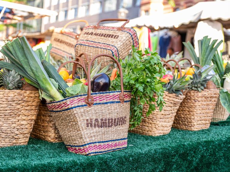 Körbe mit frischem, saisonalen und regionalen Obst und Gemüse auf dem Hamburger Fischmarkt in Altona 