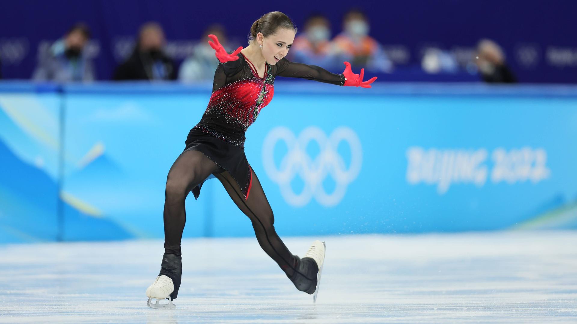 Die Eiskunstläuferin Kamila Walieva auf dem Eis.