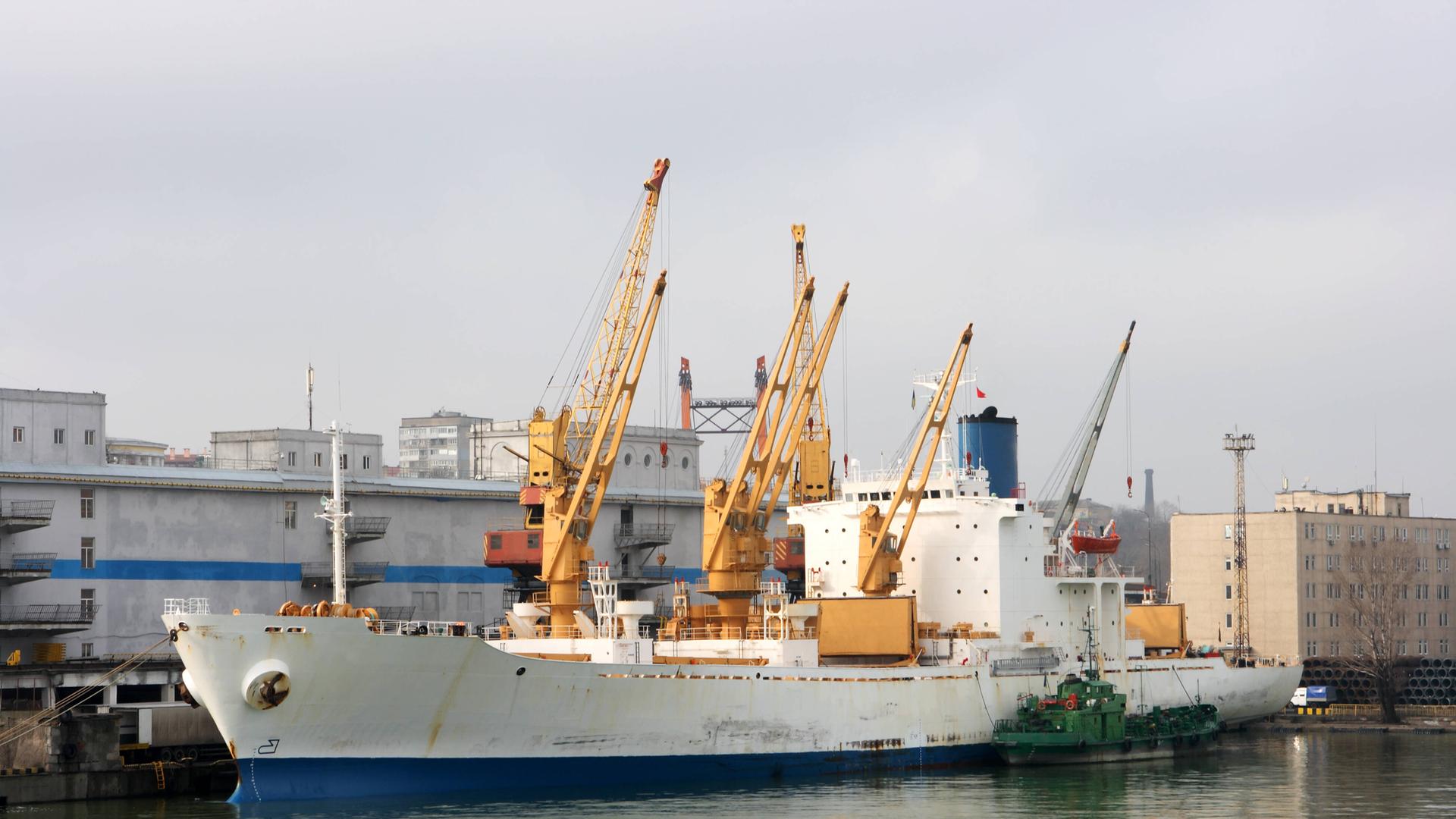 Transportschiff im Hafen der ukrainischen Stadt Odessa 