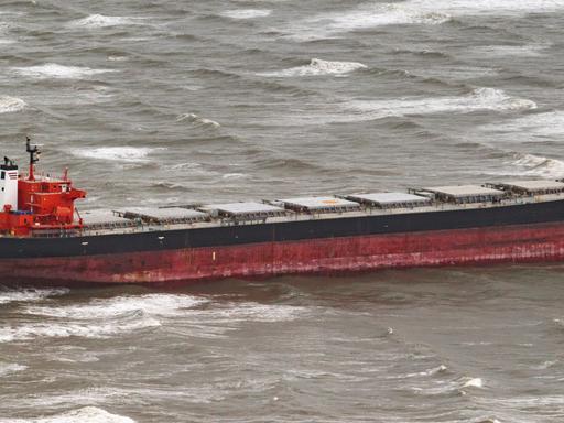 Der Frachter «Glory Amsterdam» liegt am 30.10.2017 in der Deutschen Bucht vor Langeoog auf Grund. Der Sturm «Herwart» trieb den Schüttgutfrachter auf eine Sandbank. 