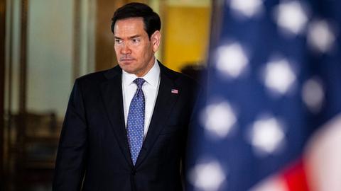 Der US-Außenminister Marco Rubio vor einer US-amerikanischen Flagge in Washington D.C. im Jahr 2026.