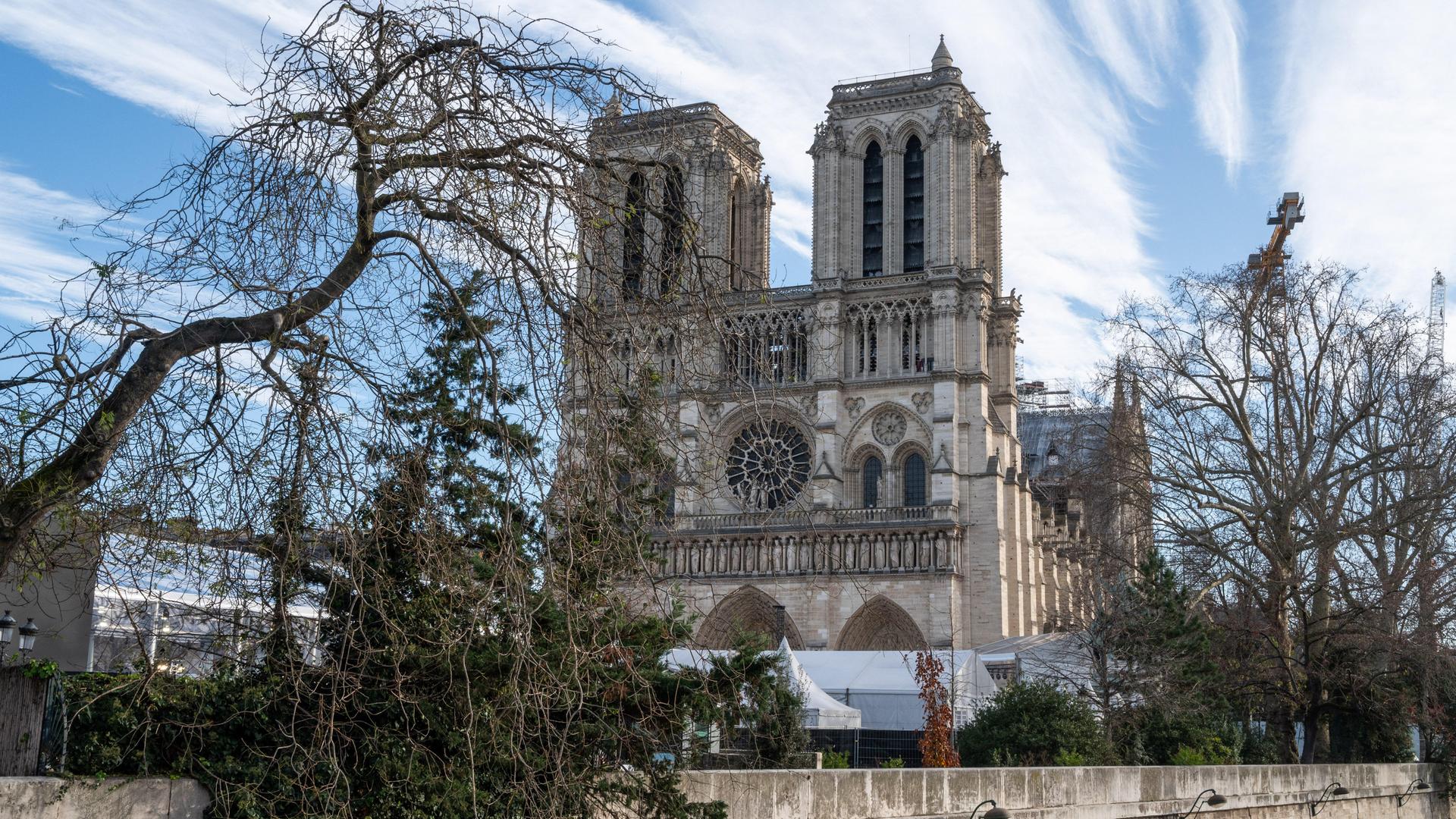 Die Kathedrale Notre Dame mit Blick von der Seine in Paris. 