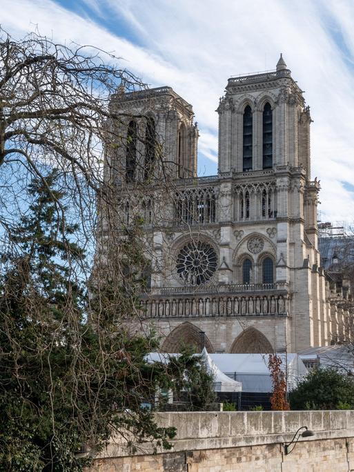 Die Kathedrale Notre Dame mit Blick von der Seine in Paris. 