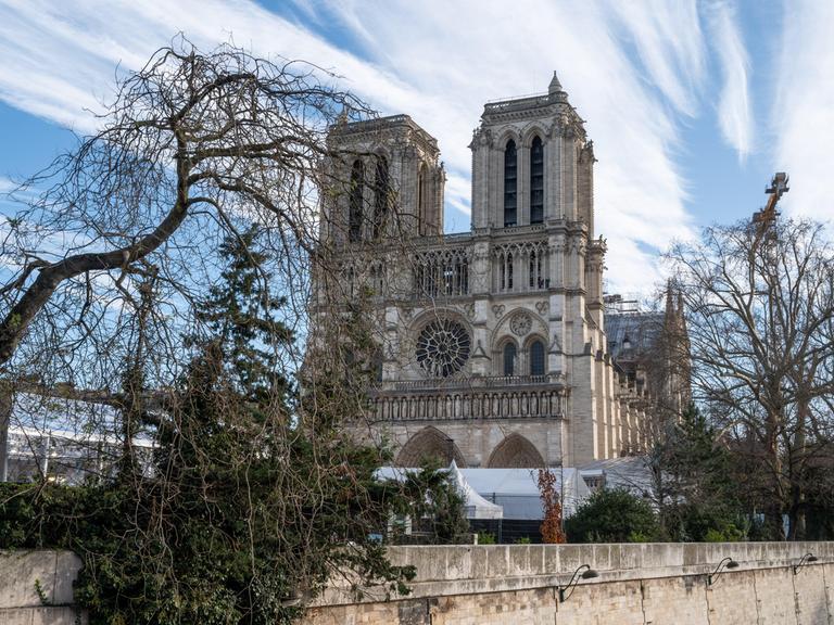 Die Kathedrale Notre Dame mit Blick von der Seine in Paris. 