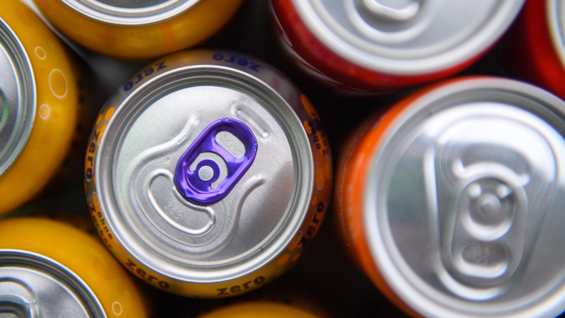 Getränkedosen aus Aluminium von oben betrachtet. Sie enthalten in der Regel Softdrinks und Limonaden. 