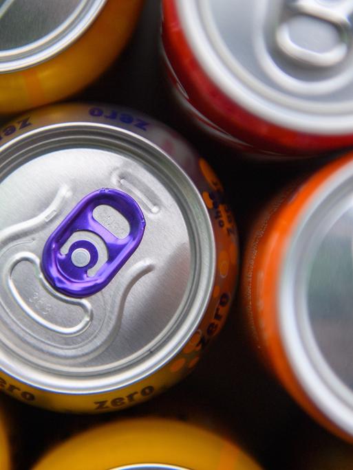 Getränkedosen aus Aluminium von oben betrachtet. Sie enthalten in der Regel Softdrinks und Limonaden. 