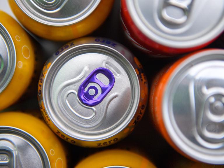 Getränkedosen aus Aluminium von oben betrachtet. Sie enthalten in der Regel Softdrinks und Limonaden. 