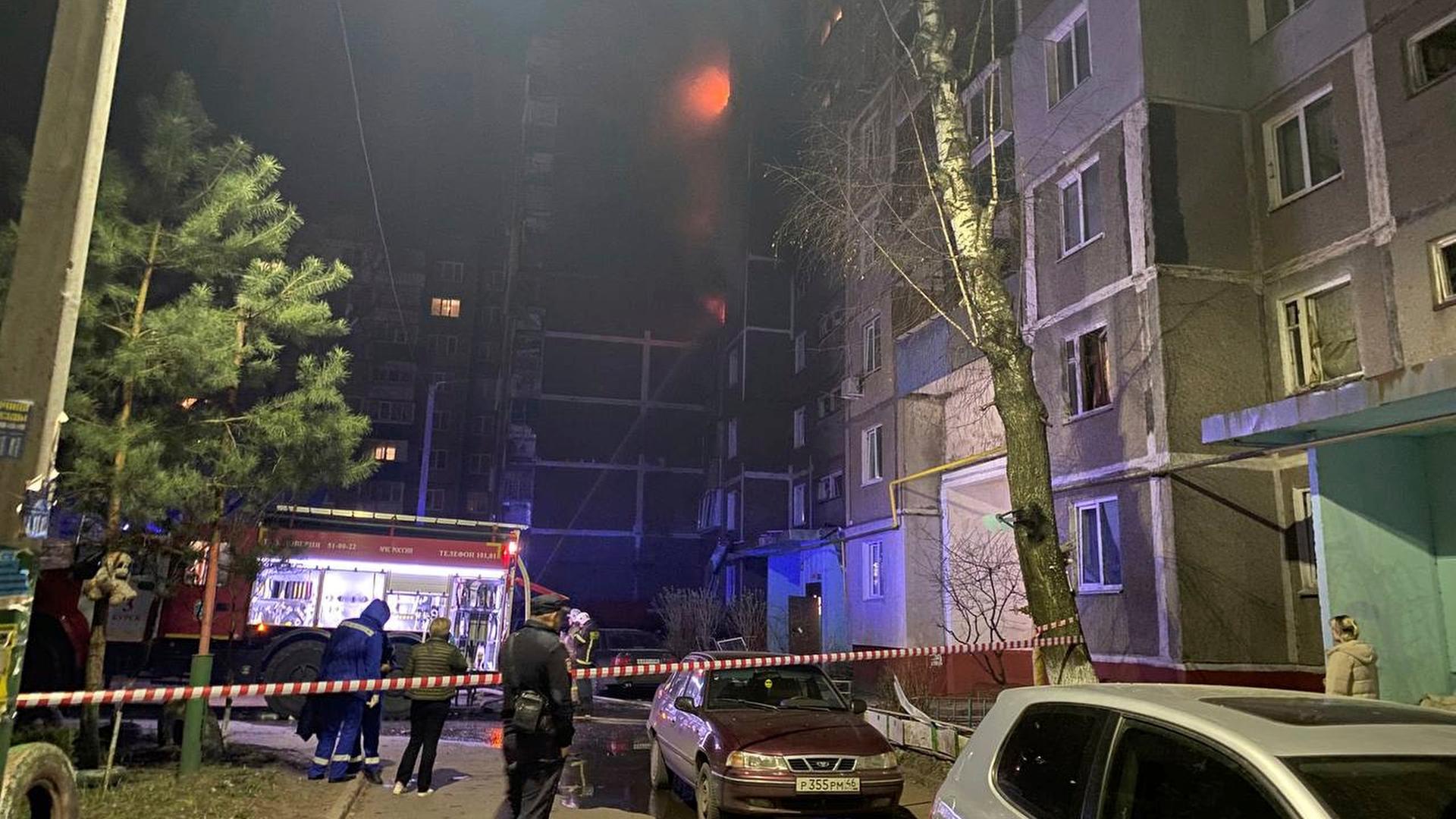 Ein zerstörtes Apartmenthaus in der Stadt Kursk, das mit roten Band abgesperrt ist. Ein zerstörtes Apartmenthaus in der Stadt Kursk, das mit roten Band abgesperrt ist.