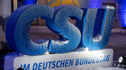 Schnee liegt während der Winterklausur der CSU im Bundestag im Kloster Seeon auf einem großen Logo der Partei.