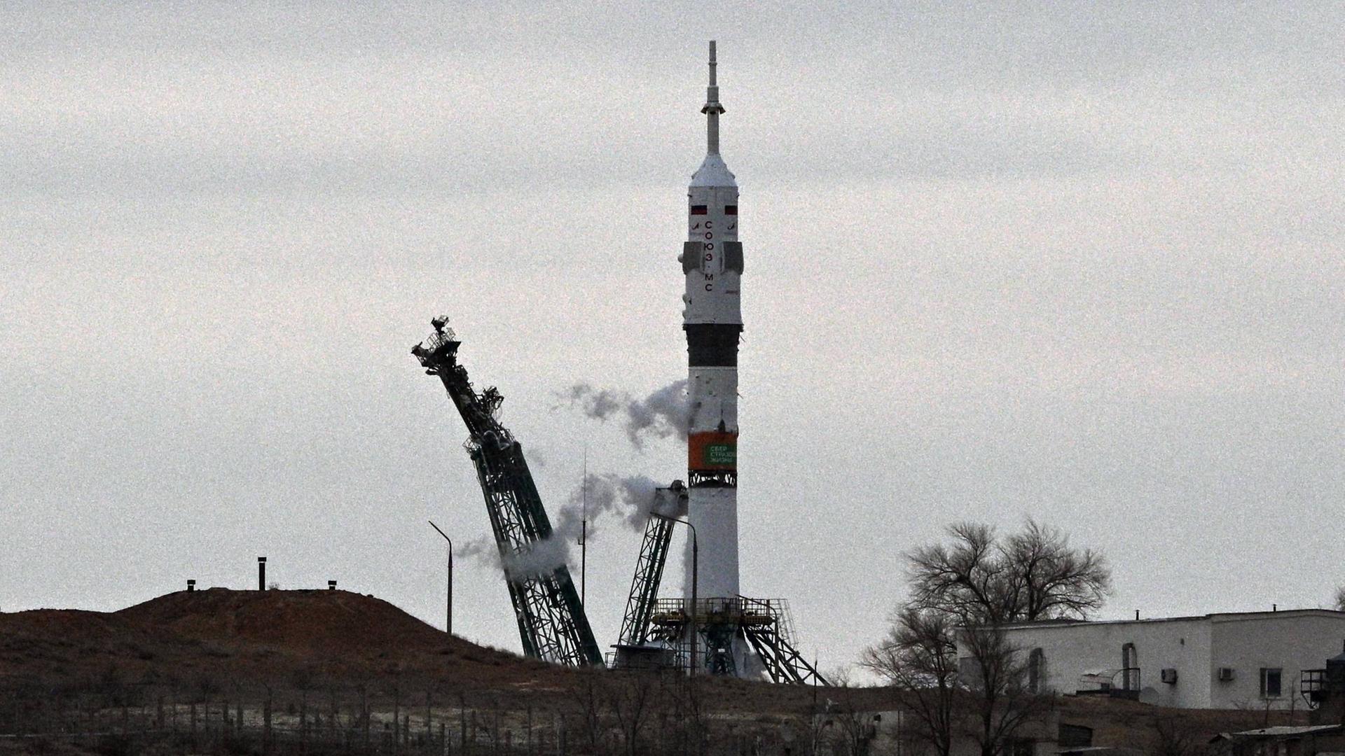 Eine Sojus-Trägerrakete kurz vor dem Start vom Weltraumbahnhof Baikonur im zentralasiatischen Kasachstan Eine Sojus-Trägerrakete kurz vor dem Start vom Weltraumbahnhof Baikonur im zentralasiatischen Kasachstan